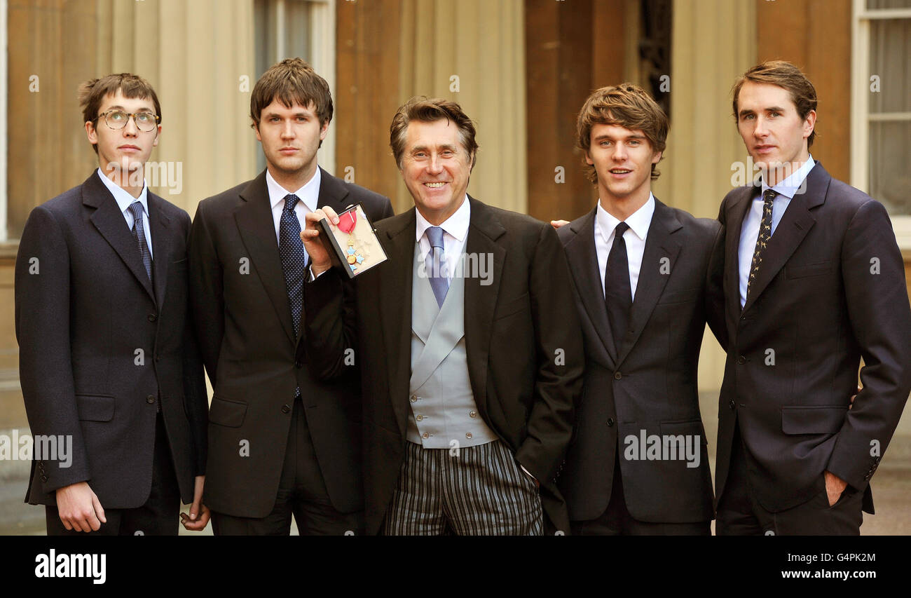 Le chanteur de Roxy Music Bryan Ferry tient fièrement son CBE ...