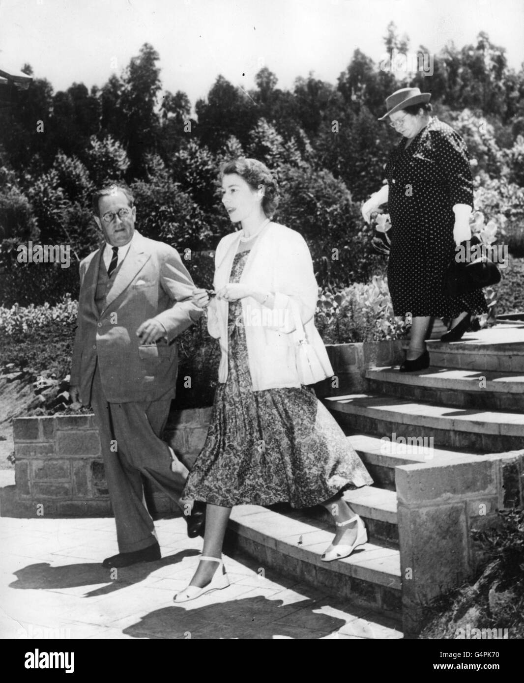 La princesse Elizabeth traverse le soleil du Kenya avec Sir Philip Mitchell, gouverneur du Kenya, à Sagana Lodge, à Nyeri, peu avant la mort de son père, le roi George VI Banque D'Images