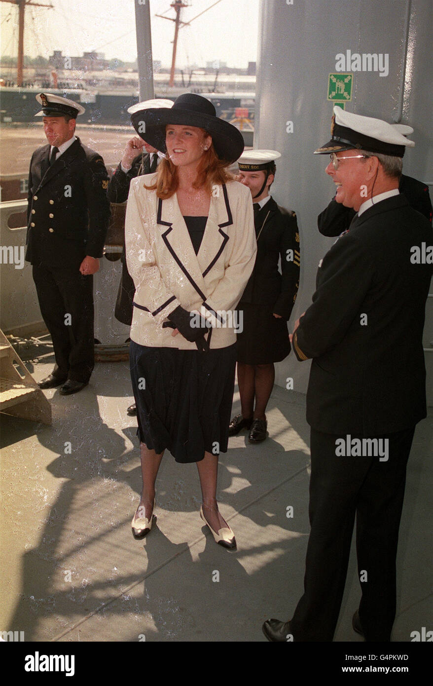 La duchesse de York est conduite à bord de RFA fort Victoria. La duchesse, qui est le parrain, assistait au service du dévouement. Banque D'Images