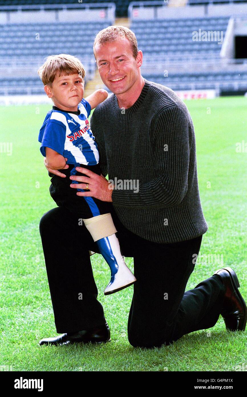 Kyle Barton, victime de méningite, rencontre son héros, le capitaine du football de l'Angleterre Alan Shearer, au stade de St James's Park de Newcastle United. Kyle a été équipé de jambes artificielles après avoir perdu ses membres il y a deux ans lorsqu'il a été frappé par la méningite. * il a étonné les médecins de retour dans sa ville natale de Sheffield après avoir presque perdu son combat pour la vie l'année dernière. Il a subi deux crises cardiaques, une intoxication par le sang, des poumons effondrés et une pneumonie, mais il sourit toujours. Le joueur de 15 millions a invité Kyle et sa famille à Newcastle lors d'une visite VIP spéciale du terrain après qu'il ait lu son histoire. Banque D'Images