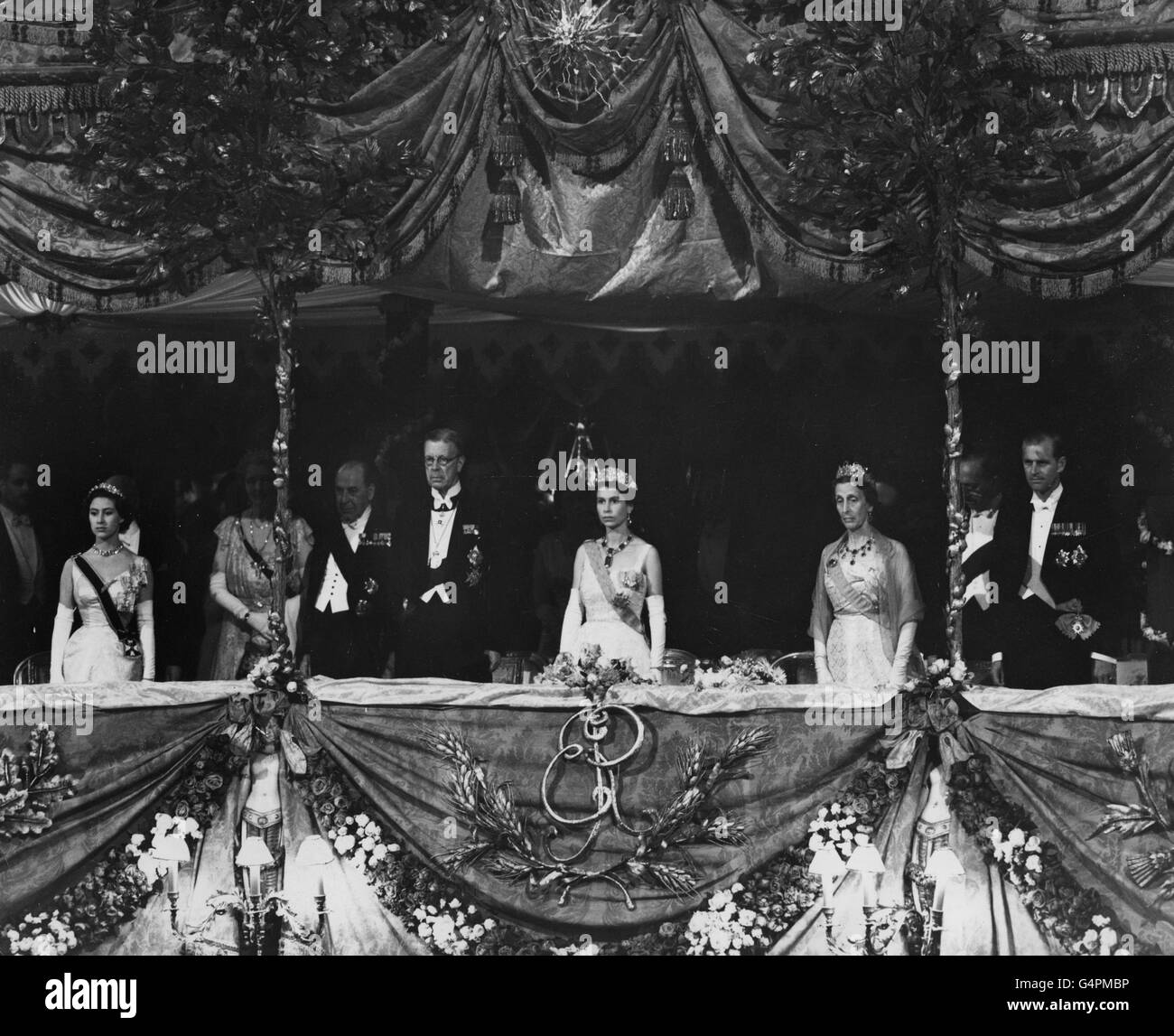 La Reine et ses invités se tiennent pendant la lecture des hymnes nationaux avant la représentation de gala en l'honneur du roi Gustav Adolf et de la reine Louise de Suède, à l'Opéra royal, Covent Garden. De gauche à droite; la princesse Margaret, Lord Waverley, le roi Gustav Adolf, la reine, La reine Louise, le marquis de Salisbury et le duc d'Édimbourg Banque D'Images