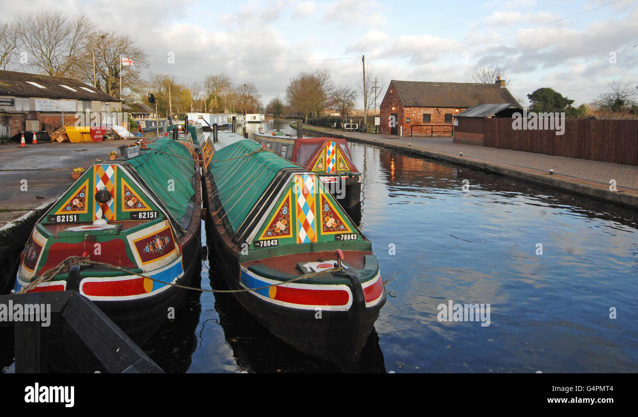 Bateaux amarrés dans le canal un canal à Trent Lock in Sawley, Nottingham. Banque D'Images