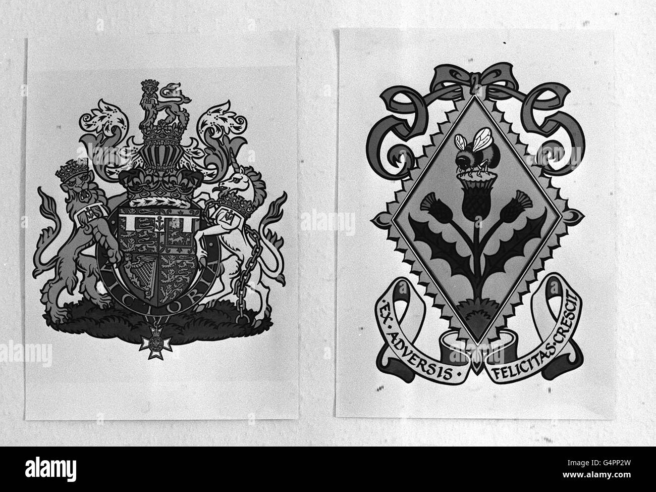 PA NEWS PHOTO 6/5/86 Les armoiries du prince Andrew (À GAUCHE) ET LA NOUVELLE PASTILLE ABEILLE OCCUPÉ-D'ARMES POUR SON ÉPOUSE D'ÊTRE, SARAH FERGUSON. La nouvelle conception, PAR L'ARTISTE JOHN BAINBRIDGE DISPOSE D'UN BOURDON de sucer le nectar des un chardon. La devise CHOISIE PAR SARAH, indique 'le bonheur de l'adversité pousse'. Le PRINCE'S COAT EST MIS À JOUR AVEC UN RUBAN DE L'ORDRE, PAR L'ORDRE PERSONNEL DE LA REINE. Banque D'Images