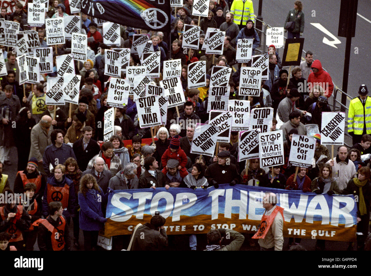 Les foules défilent d'Embankment, dans le centre de Londres, pour protester contre la guerre du Golfe. Banque D'Images