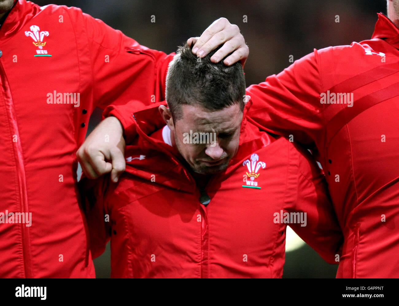 Wales Shane Williams en larmes pendant l'hymne national gallois avant le match international au Millennium Stadium, Cardiff. Banque D'Images