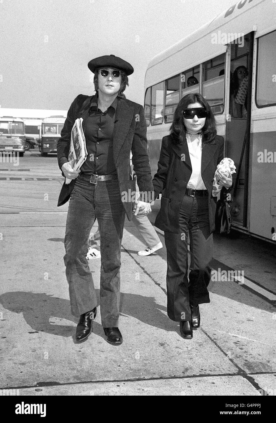20 MARS : ce jour en 1969, Beatle John Lennon a épousé Yoko Ono à Gibraltar.Ils l'ont suivi avec une lune de miel "bed-in" pour la paix dans la suite présidentielle de l'hôtel Hilton, Amsterdam, où leur message était "faites l'amour pas la guerre".John Lennon et sa femme Yoko Ono arrivent de New York à l'aéroport d'Heathrow pour la publication par tommorow du livre de poche de Yoko 'Grappamplemousse' de Sphere Books Banque D'Images