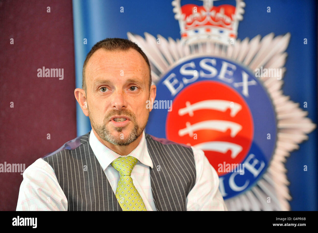 DCI Keith Davies ouvre une conférence de presse au QG de la police d'Essex où Lisa Horne et sa mère Stella Horne ont parlé aux médias après qu'ils aient eu la chance de s'échapper après que leur pare-brise de voiture a été écrasé par un bloc projeté sur l'autoroute A12 dans l'Essex, au quartier général de la police d'Essex à Chelmsford. Banque D'Images DCI Keith Davies ouvre une conférence de presse au QG de la police d'Essex où Lisa Horne et sa mère Stella Horne ont parlé aux médias après qu'ils aient eu la chance de s'échapper après que leur pare-brise de voiture a été écrasé par un bloc projeté sur l'autoroute A12 dans l'Essex, au quartier général de la police d'Essex à Chelmsford. Banque D'Images