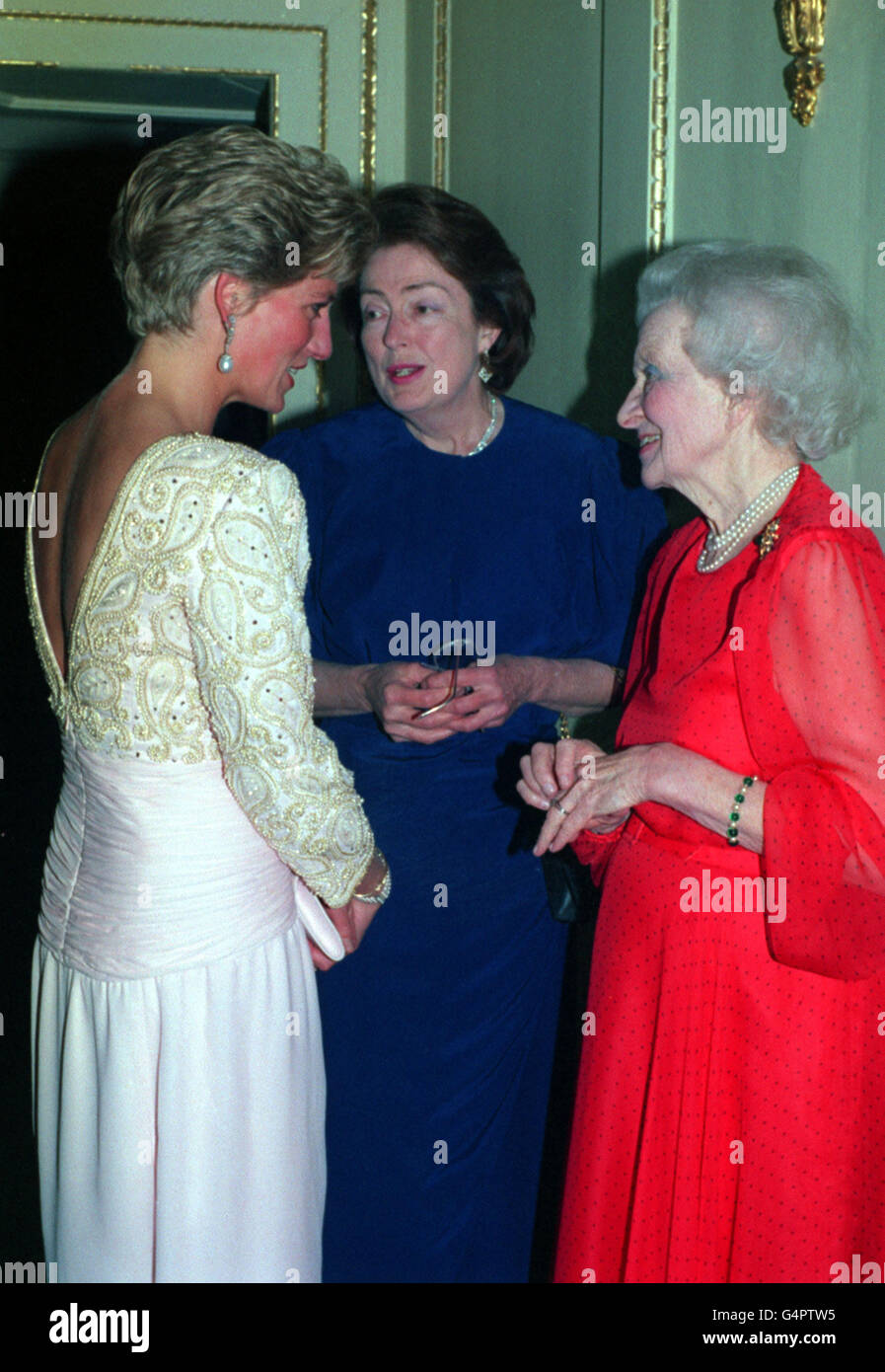 La princesse de Galles s'entretient avec sa grand-mère, Ruth, la dame Fermoy, et la fille de Lady fermoy, la très honorable mary Rouche, avant un concert de la Philharmonie de Londres au Hampton court Palace ce soir. Banque D'Images
