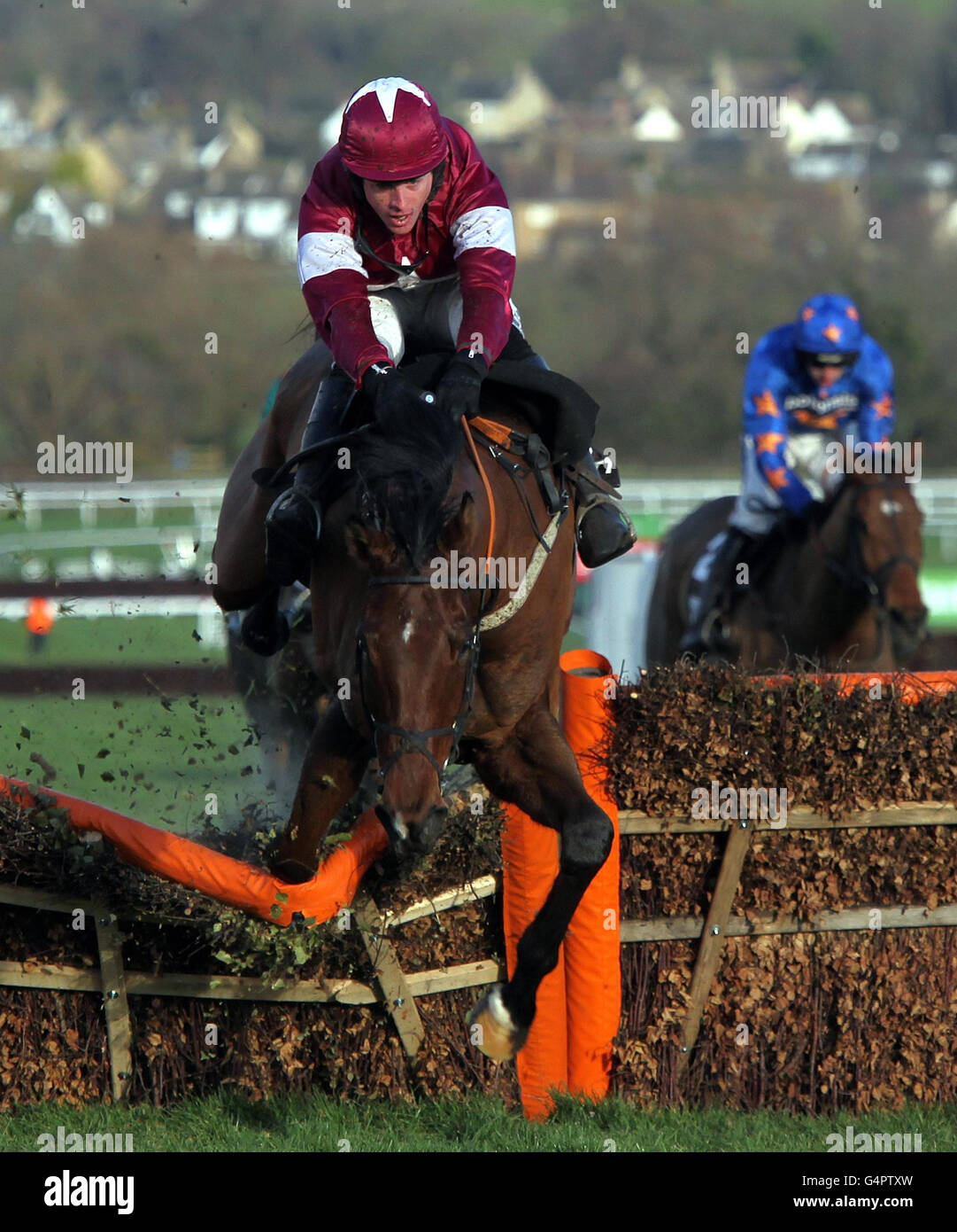 Sea of Thunder et Jason Maguire tombent à la dernière fois, tout en conduisant dans l'obstacle des novices Albert Bartlett pendant le deuxième jour de l'International à Cheltenham Racecourse. Banque D'Images