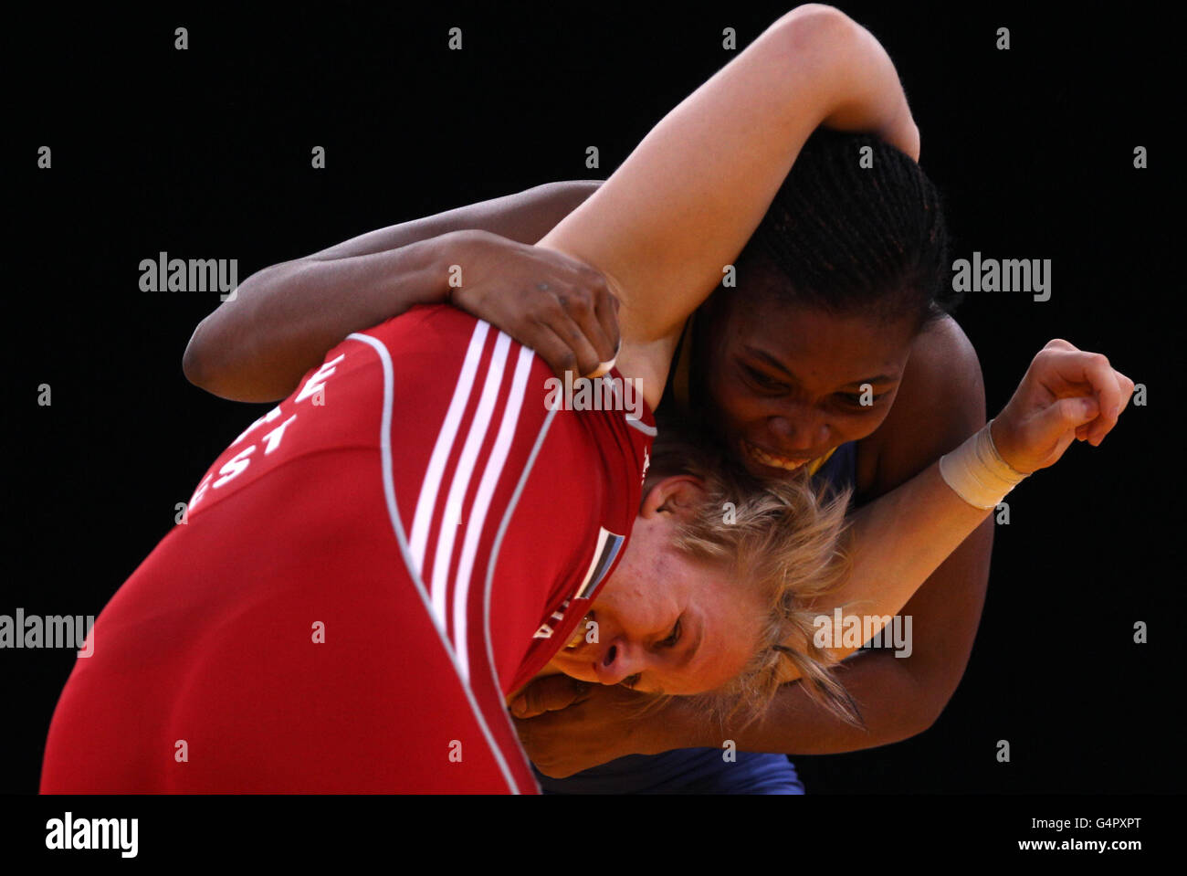 Annabel Laure Ali (à droite) au Cameroun lors de sa victoire sur le PPE Mae d'Estonie à bout de 72 kg lors de l'épreuve d'essai des Jeux Olympiques de Londres 2012 à l'Excel Arena, Londres. Banque D'Images