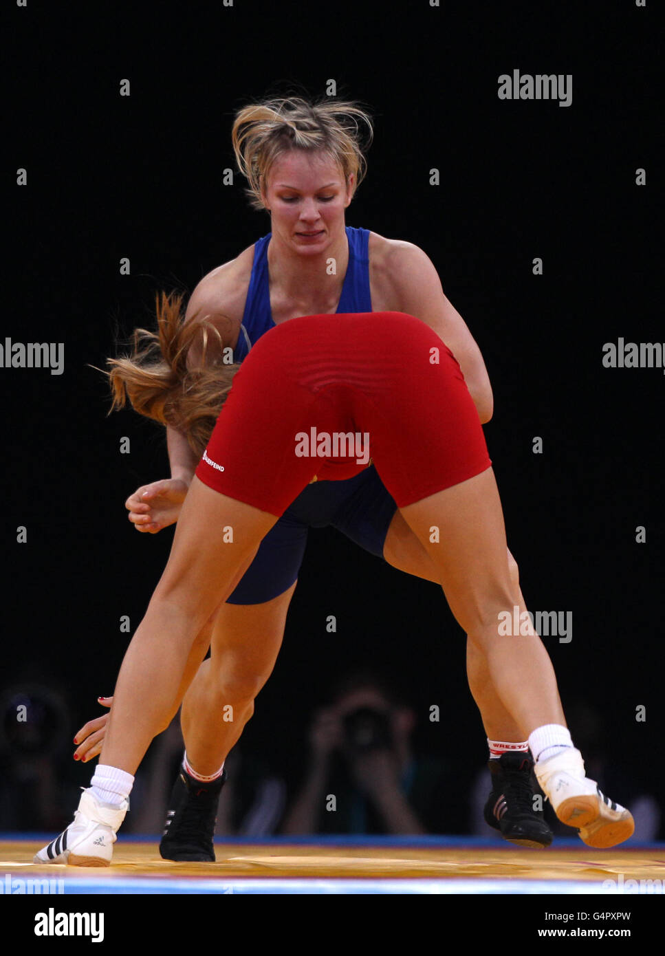 Laura Skujina (en haut) de Lettonie lors de son combat contre Aline Focten en Allemagne lors de l'affrontement Bronze à 63 kg lors de l'épreuve d'essai des Jeux Olympiques de Londres 2012 à l'Excel Arena de Londres. Banque D'Images