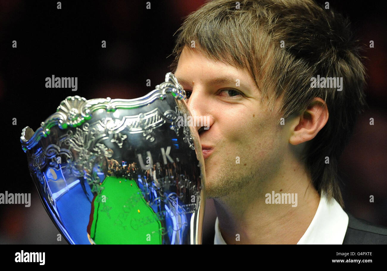 Snooker - williamhill.com championnats du Royaume-Uni - neuvième jour - Barbican Center.Judd Trump d'Angleterre avec le trophée après avoir remporté les Championnats du Royaume-Uni williamhill.com au Barbican Center, York. Banque D'Images