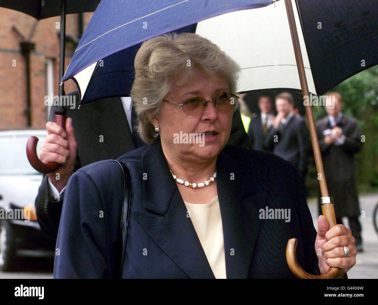 Jenny Pitman, une entraîneuse à la retraite, qui arrive à l'église St Mary à Shenfield, dans l'Essex, pour le service commémoratif à leur collègue Helen Rollason.Le service de Mme Rollason, décédée d'un cancer la semaine dernière, âgée de 43 ans, a fait suite à des funérailles privées.* Mme Rollason a été la première femme à présenter le tribune phare de BBC Sport et a également travaillé pour BBC Breakfast News et plus récemment le nouveau six O Clock News. Banque D'Images