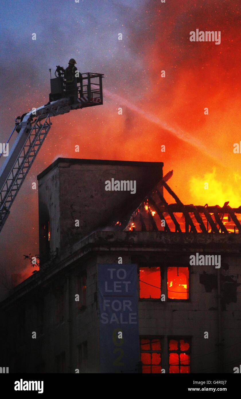 Les pompiers s'attaquent à un feu sur Morrison Street à Glasgow, en Écosse. Banque D'Images