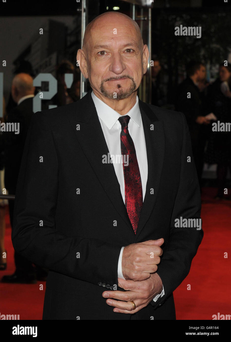 Sir Ben Kingsley arrive pour la Royal film Performance 2011 de Hugo au cinéma Odeon de Leicester Square, Londres. Banque D'Images