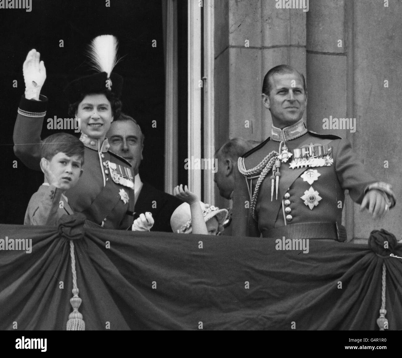 La reine Elizabeth II avec le duc d'Édimbourg, le prince Charles et la princesse Anne sur le balcon du palais de Buckingham après la cérémonie de la Trooping des couleurs.En arrière-plan se trouve Earl Mountbatten, l'oncle du duc d'Édimbourg. Banque D'Images