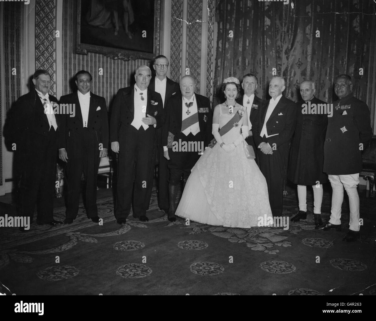 La reine Elizabeth II avec les premiers ministres du Commonwealth au palais de Buckingham, à Londres. De gauche à droite; Sir Godfrey Huggins (Fédération de l'Afrique centrale); Mohammed Ali (Pakistan); Robert Menzies (Australie); Charles Swart (Ministre de la Justice de l'Afrique du Sud); Sir Winston Chruchill; Sidney Holland (Nouvelle-Zélande); Luois St. Laurent (Canada); Pandit Jawaharlal Nehru (Inde); et Sir John Kotelawala (Sri Lanka). Banque D'Images