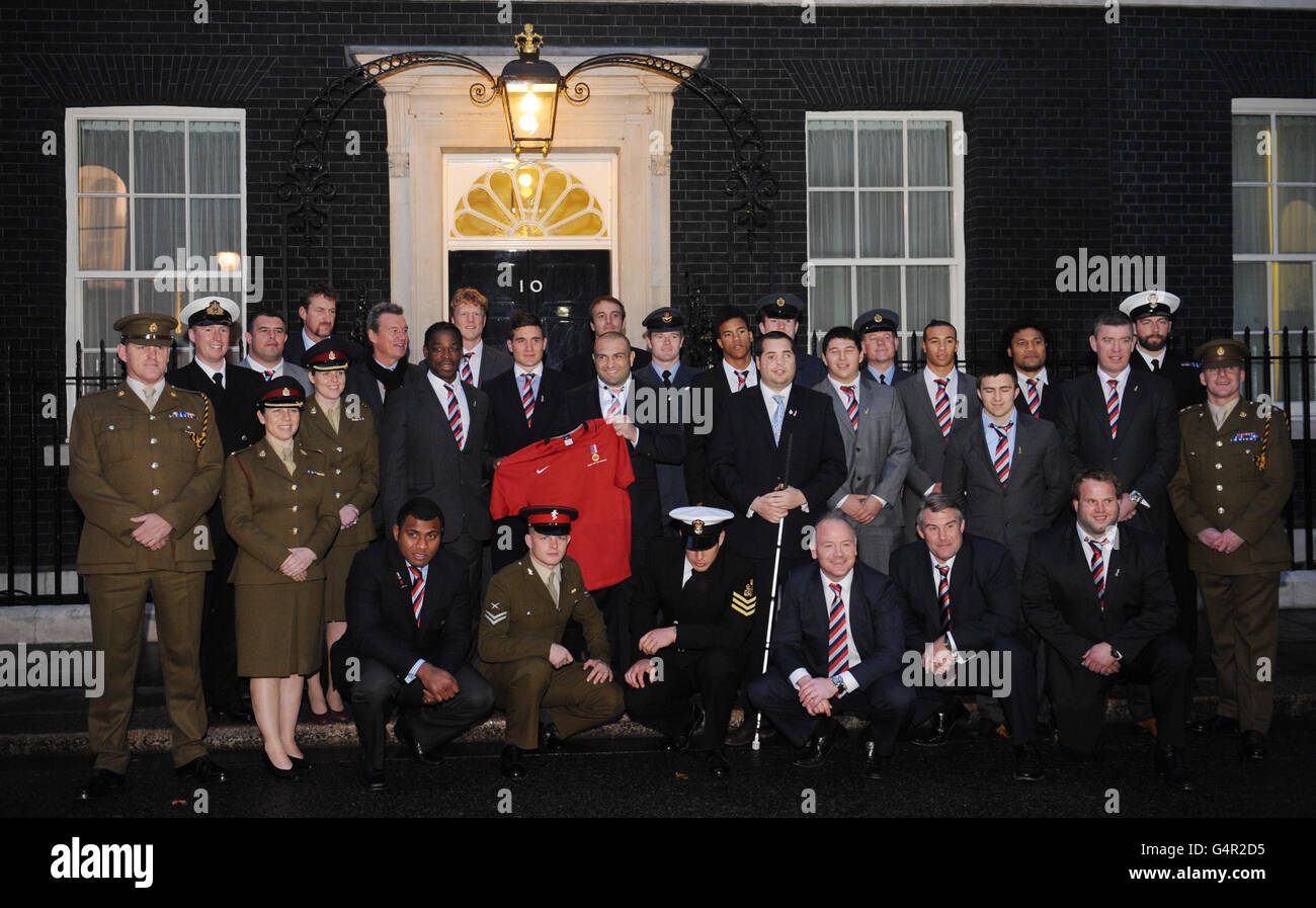 Autonome: Militaires blessés et joueurs de rugby de l'hémisphère nord devant 10 Downing Street à Londres aujourd'hui pour marquer un match de rugby entre eux et l'hémisphère sud pour recueillir de l'argent pour l'organisme de bienfaisance de services Help for Heroes. Banque D'Images