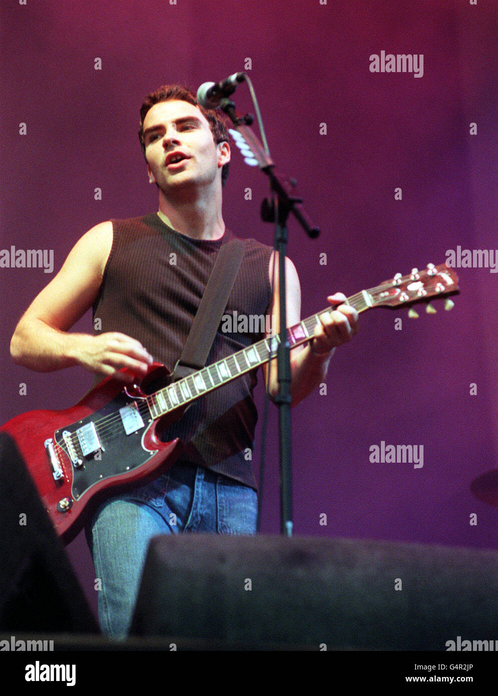 Kelly Jones, chanteuse et guitariste du groupe gallois The Stereophonics sur scène au festival de musique V99 à Chelmsford, Essex. Banque D'Images