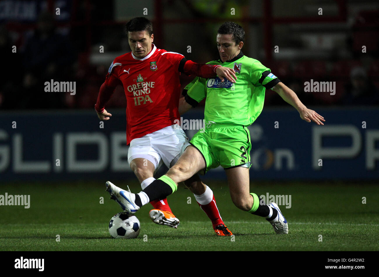 Football - Blue Square Premier League - Wrexham v Darlington - terrain de courses.Adrian Cieselewicz de Wrexham est abordé par Paul Arnison de Darlington (à droite) Banque D'Images