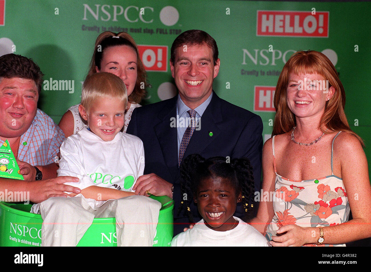Le duc de York a assisté à un lancement de presse au centre du Trocadéro, à Londres, avec le DJ Heart FM Jono (Jonathan Coleman, à gauche) et l'actrice Eastenders Patsy Palmer (R) pour faire prendre conscience de la campagne d'arrêt complet du NSPCC visant à mettre fin à la cruauté envers les enfants. Banque D'Images