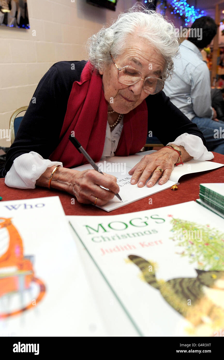 Courses hippiques - Festival de Noël de Tingle Creek - deuxième jour - Sandown Park.Judith Kerr, auteure pour enfants, signe des livres pour les fans lors du festival de Noël de Tingle Creek au parc Sandown Banque D'Images