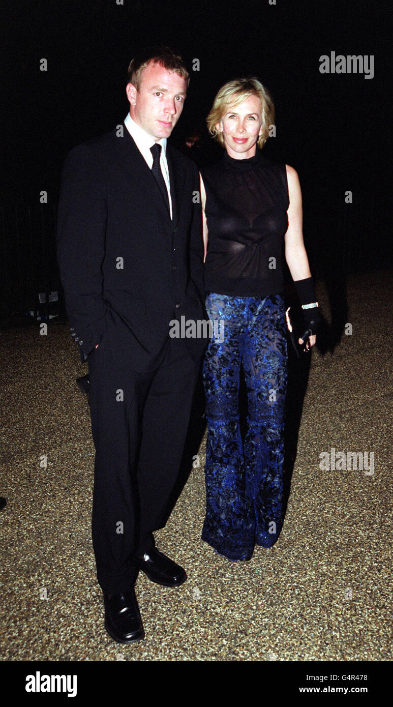 Le réalisateur Guy Ritchie avec Trudie Styler, épouse de la chanteuse Sting, arrive à la Serpentine Gallery à Londres pour une fête après la première britannique du film "Eyes Wide Shut" réalisé par feu Stanley Kubrick et mettant en vedette Tom Cruise et Nicole Kidman. * Guy Ritchie a dirigé le film Lock stock et deux barils de tabac. Banque D'Images