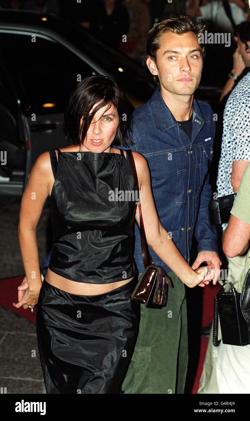 Mari et femme, l'acteur Jude Law et l'actrice Sadie Frost arrivent à la fête d'ouverture de 'Home', la plus grande discothèque du Royaume-Uni (sept étages), à Leicester Square, Londres. Banque D'Images
