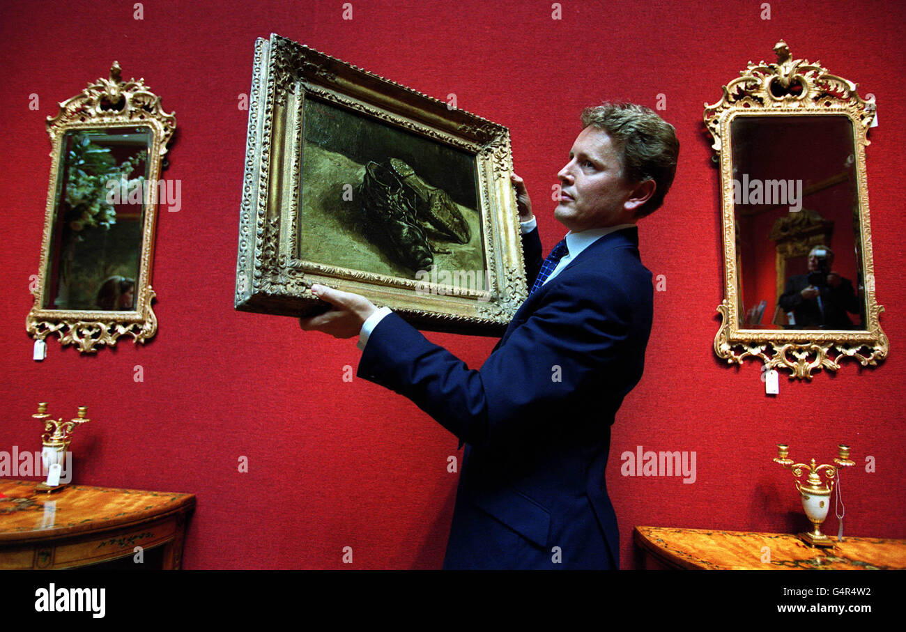 Jussi Pylkkanen le Directeur principal de l'Art du 19ème siècle chez Christie's Auctioneers détient le seul tableau de la série de chaussures de Vincent Van Gogh encore dans les mains privées et non vu en public depuis plus de 50 ans, 'UNE paire de chaussures 'est estimée à 1.2-1.6 millions Banque D'Images