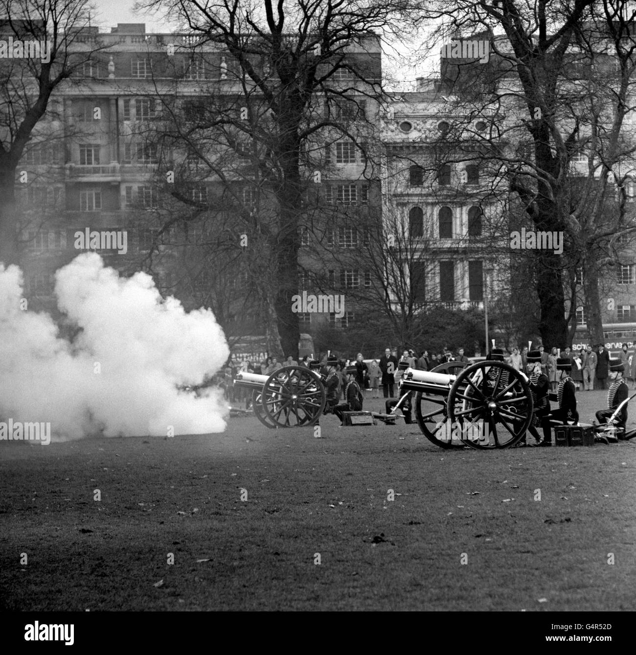 Hommes de la troupe du roi Royal Horse Artillery tirant le feu de 41 salutation à Hyde Park, Londres, en l'honneur du 13e anniversaire de l'accession de la reine. Banque D'Images