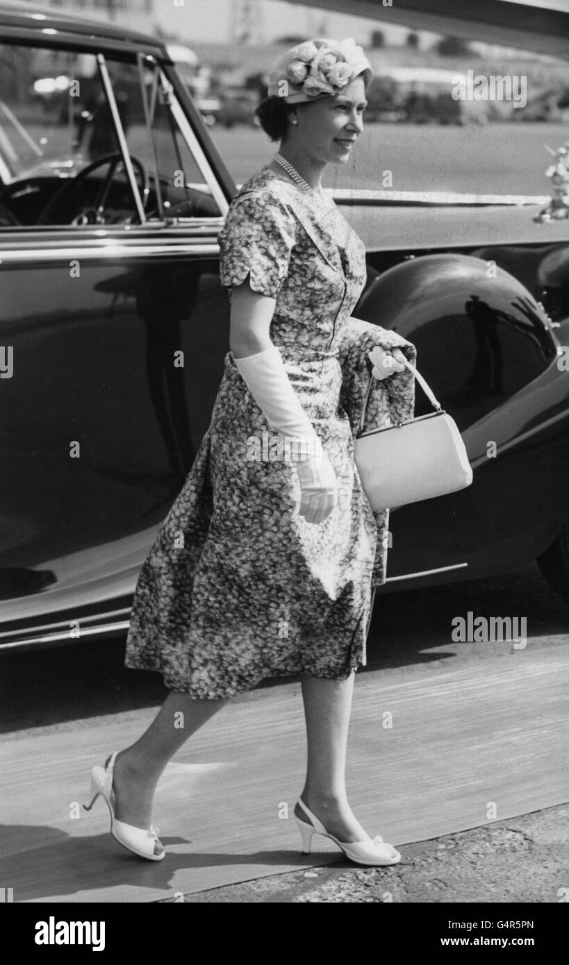 Queen Elizabeth II à l'aéroport de Heathrow se préparant à voler sur un avion Heron du vol Queens à destination de l'aérodrome de Castle Bromwich, Birmingham. Banque D'Images
