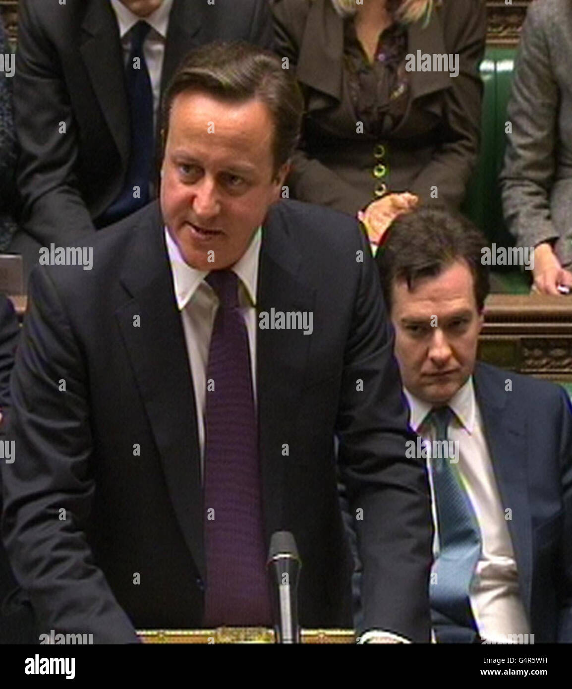 Le Premier ministre David Cameron s'adresse à la Chambre des communes où il a défendu sa décision d'opposer son veto à un nouveau traité de l'Union européenne, tandis que son député libéral démocrate Nick Clegg a critiqué cette décision comme étant « mauvaise pour la Grande-Bretagne ». Banque D'Images