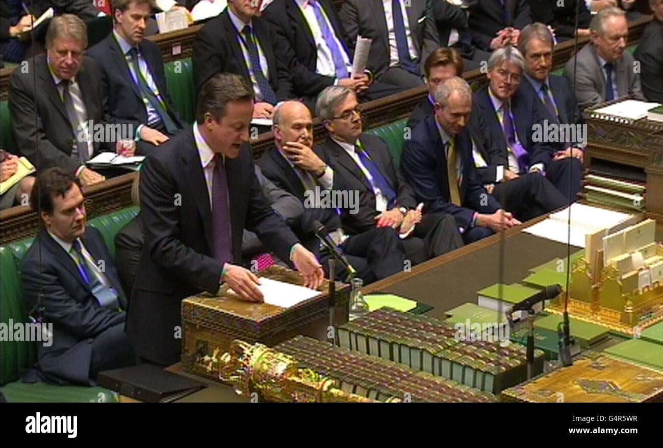 Le Premier ministre David Cameron s'adresse à la Chambre des communes où il a défendu sa décision d'opposer son veto à un nouveau traité de l'Union européenne, tandis que son député libéral démocrate Nick Clegg a critiqué cette décision comme étant « mauvaise pour la Grande-Bretagne ». Banque D'Images