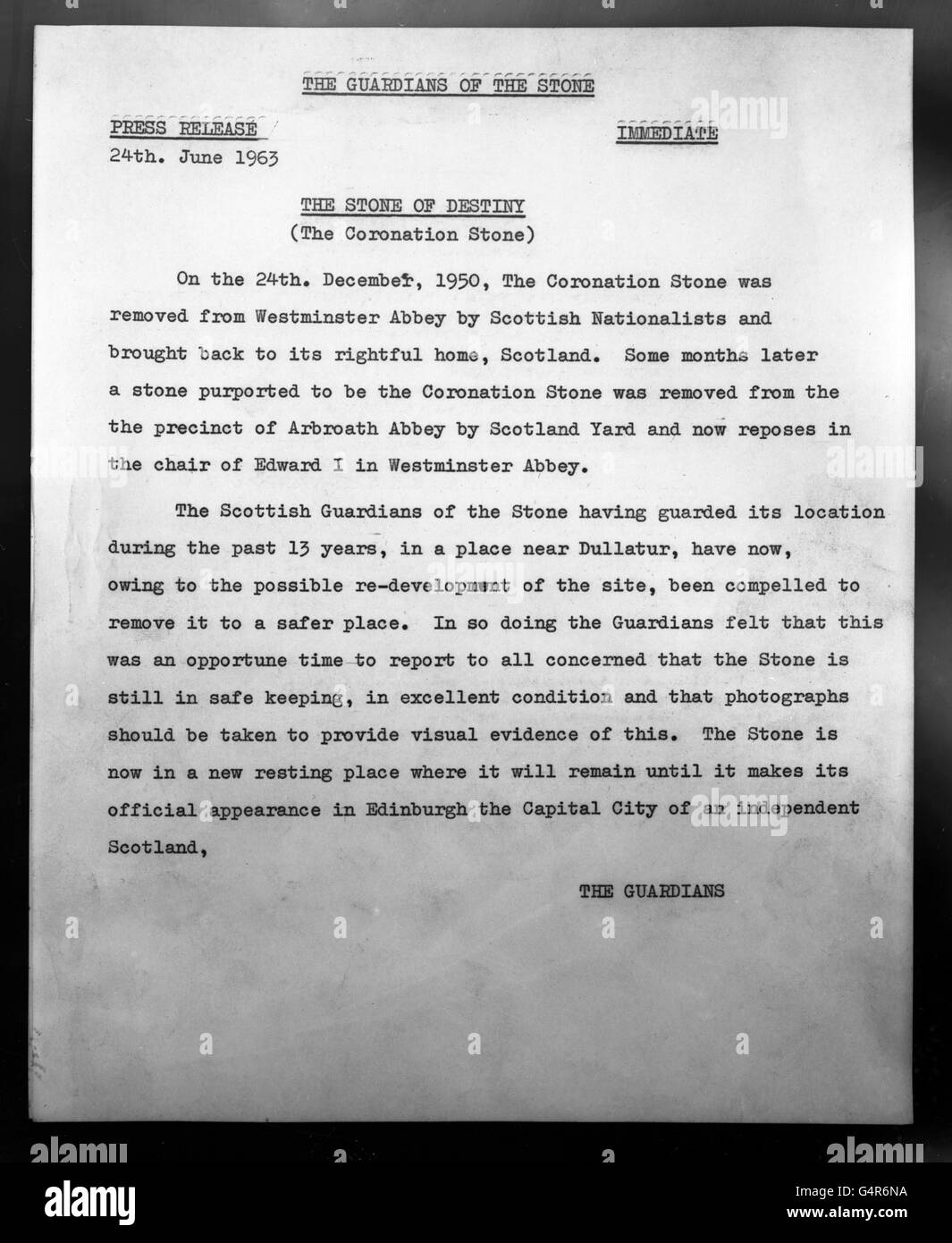 La déclaration signée par 'les Guardianss' qui a été envoyée avec une photo d'une grande pierre, Et qui revendique que que la Pierre de Scone - la Pierre écossaise du destin - qui a été enlevée de l'abbaye de Westminster le jour de Noël, 1950, était toujours entre les mains des 'gardiens d'amulette de la Pierre.' Il a également prétendu que la pierre récupérée en 1951 n'était pas la pierre originale, vraie. Banque D'Images