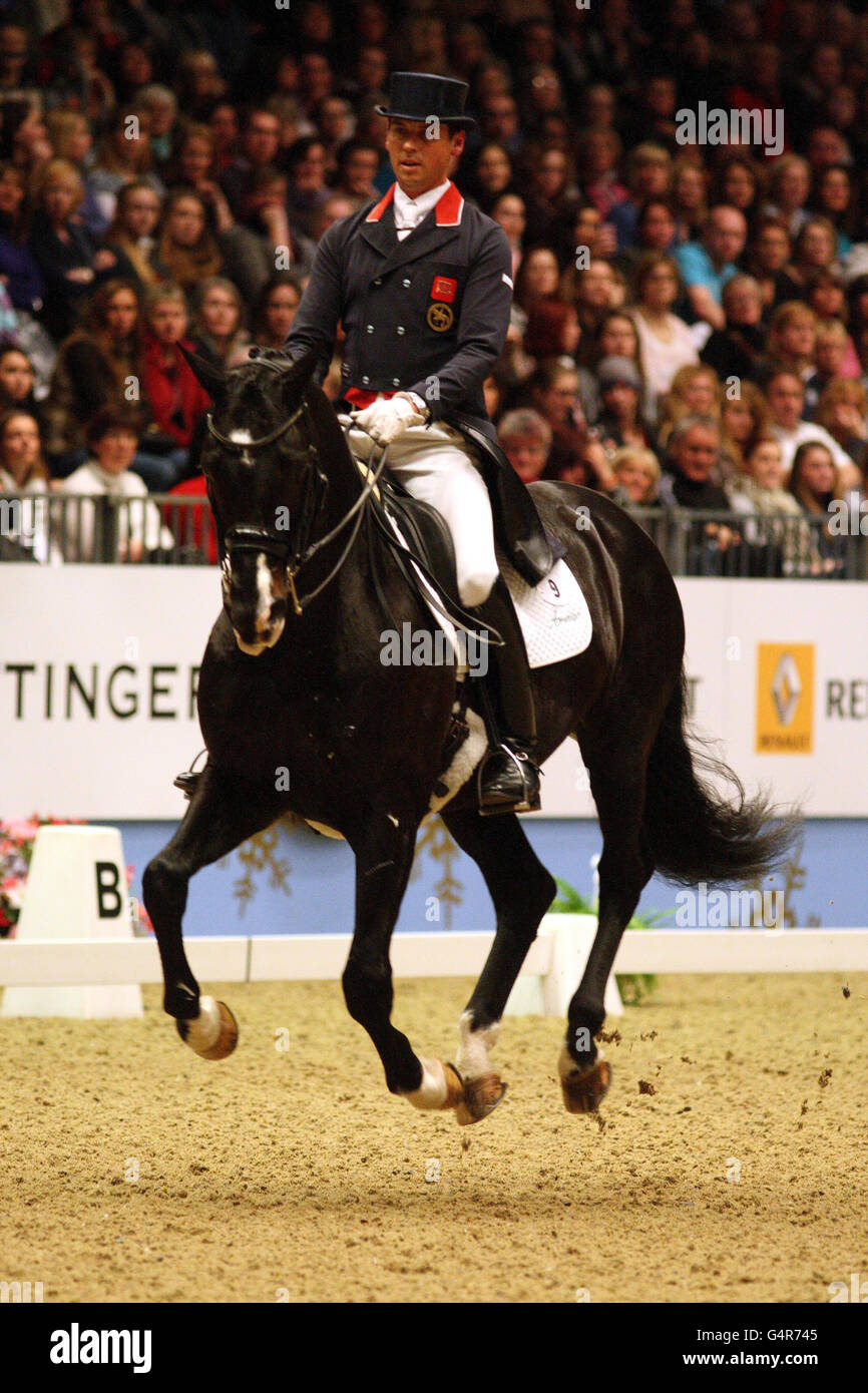 Carl Hester, en Grande-Bretagne, à cheval sur Uthopia dans le Reem Acra FEI Grand Prix Freestyle lors du London International Horse Show à Olympia, Londres. Banque D'Images