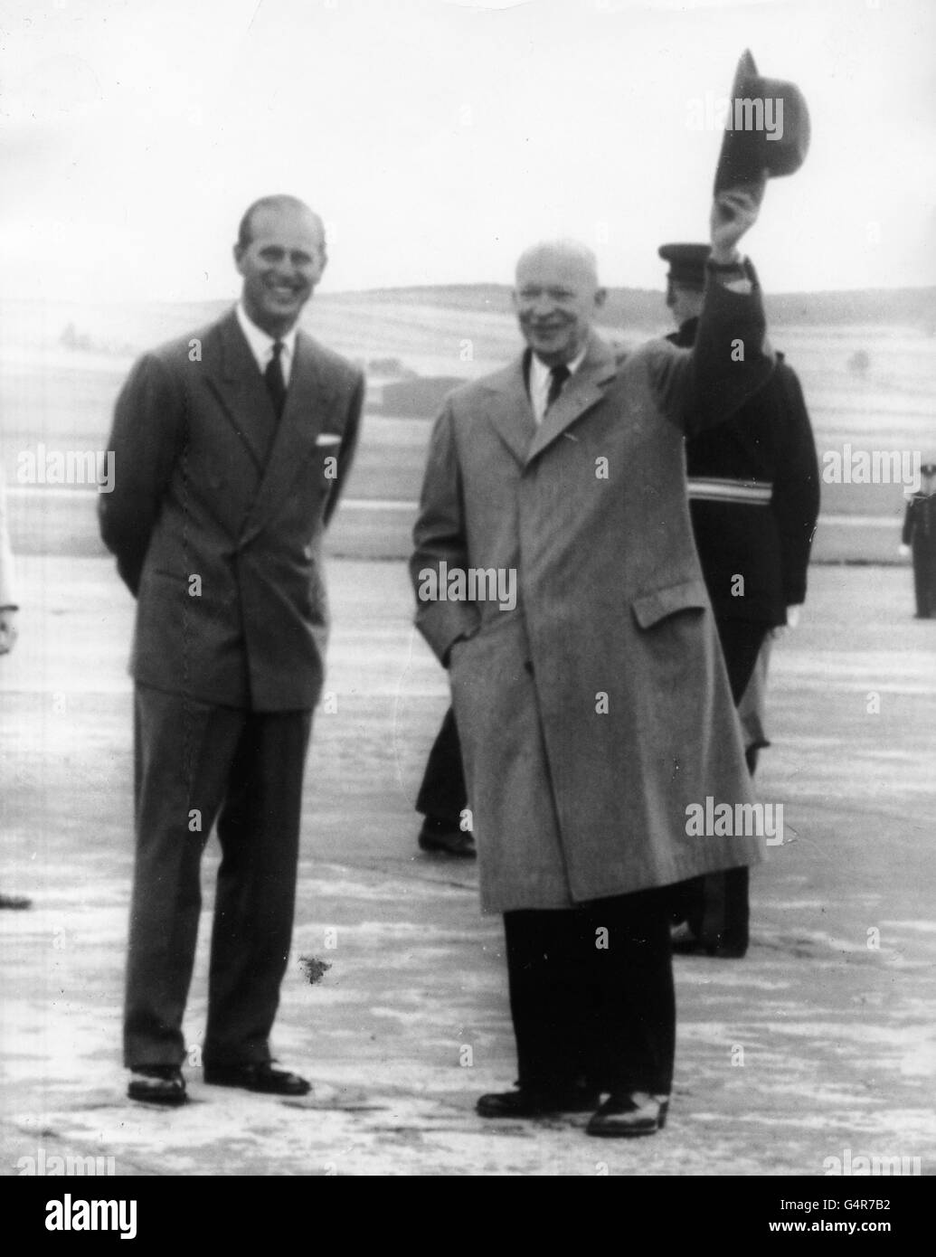 Le président américain Dwight D. Eisenhower étant accueilli à l'aéroport de Dyce, Aberdeen, par le duc d'Édimbourg, lorsqu'il est arrivé à Balmoral. Banque D'Images