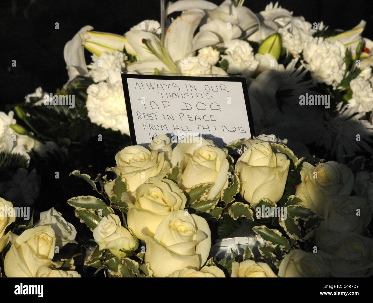 Hommages floraux et messages pour Rifleman Sheldon Steel à l'extérieur de l'église Saint-Pierre, Bramley, Leeds. Banque D'Images