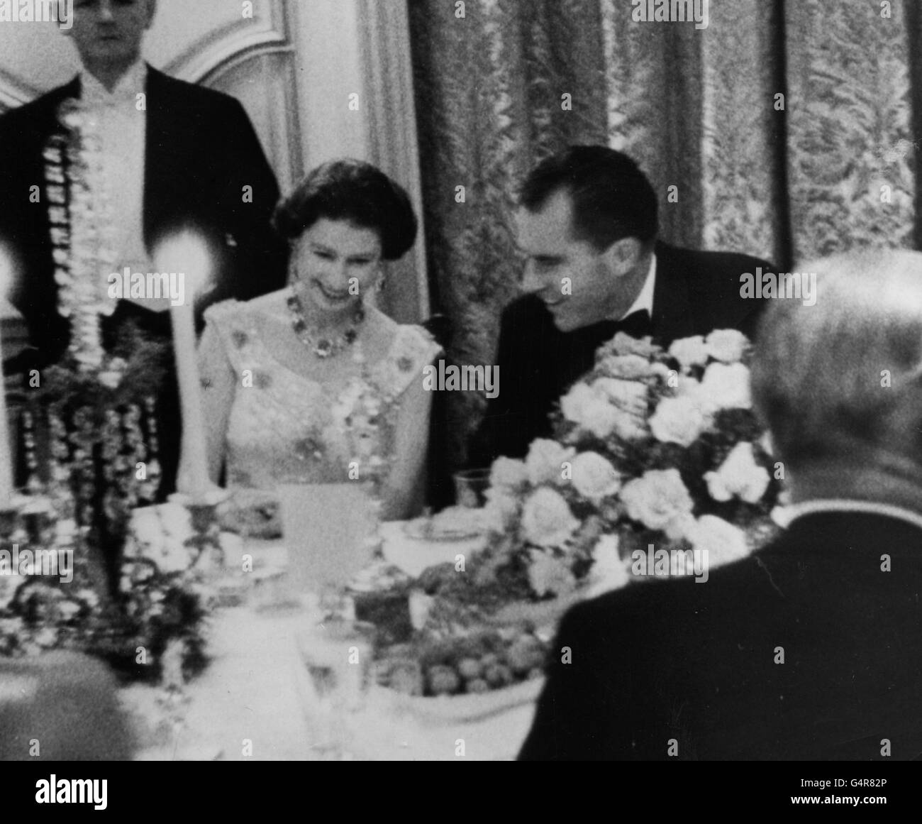 La reine Elizabeth II et le vice-président américain Richard Nixon se réunissent à la table lors du dîner de Thanksgiving donné par M. et Mme Nixon à la résidence de l'ambassadeur américain, Winfield House, Regent's Park, Londres. Banque D'Images
