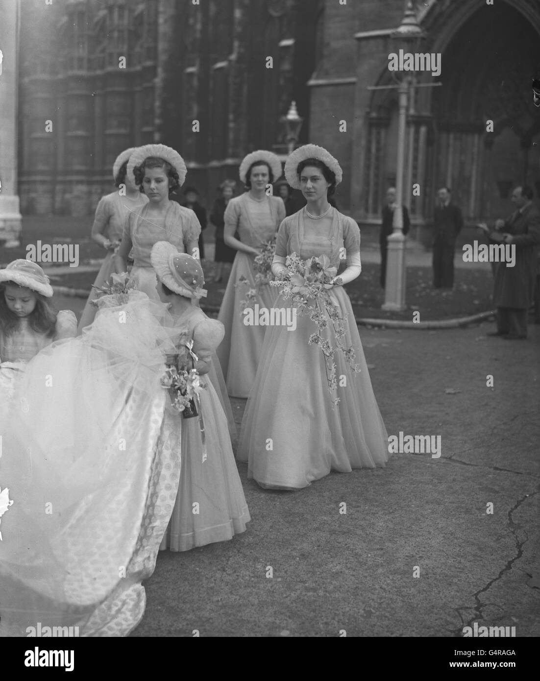 Les demoiselles d'honneur, dont la princesse Margaret, à droite, quittent l'église St. Margaret's Church, Westminster après le mariage de Lady Margaret Egerton, Lady in Waiting à la princesse Elizabeth, et John Colville, secrétaire privé de la princesse. Banque D'Images