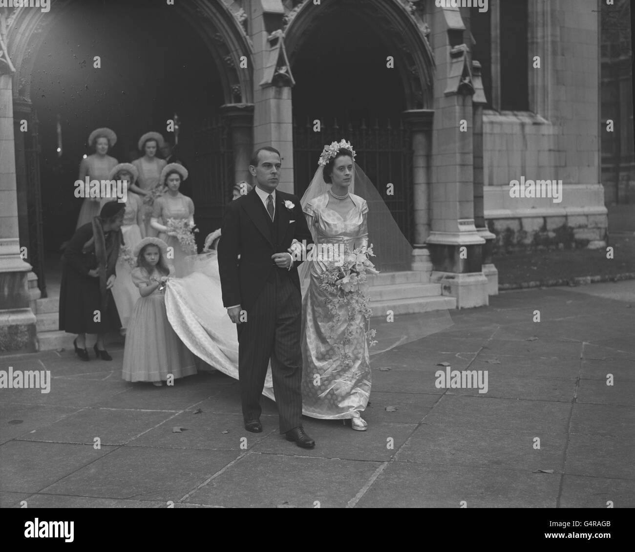 Lady Margaret Egerton, Lady en attente de la princesse Elizabeth, et John Colville, secrétaire privé de la princesse, quittant l'église St. Margaret's, Westminster après leur mariage. Banque D'Images