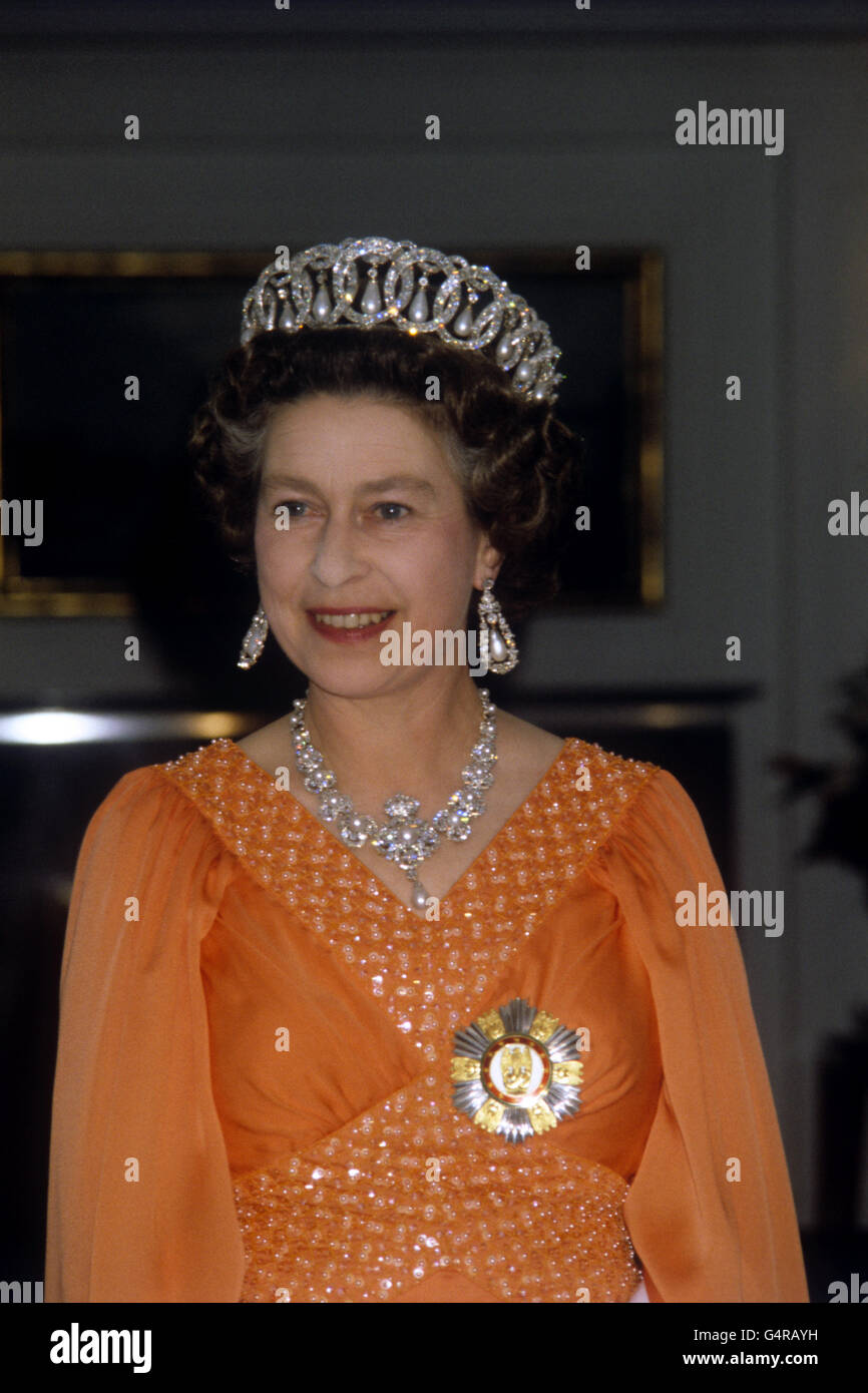 La reine Elizabeth II lors d'un dîner à bord du yacht royal Britannia pour Sheikh Zayed bin Sultan Al Nahyan, Ruler d'Abu Dhabi et Président des Émirats arabes Unis. Banque D'Images