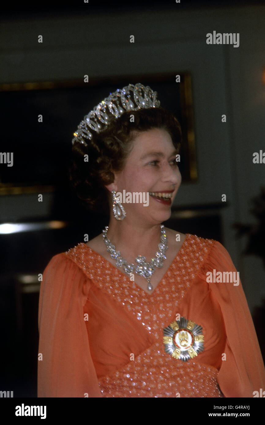 La reine Elizabeth II lors d'un dîner à bord du yacht royal Britannia pour Sheikh Zayed bin Sultan Al Nahyan, Ruler d'Abu Dhabi et Président des Émirats arabes Unis. Banque D'Images