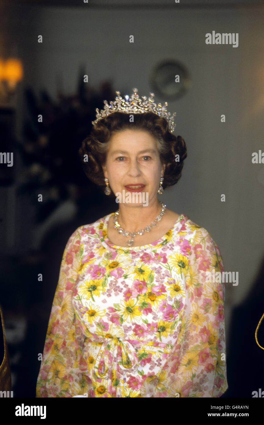 La reine Elizabeth II à bord du yacht royal Britannia, lorsqu'elle a tenu un dîner en l'honneur de l'émir de Bahreïn, le cheikh ISA bin Sulman al Khalifa. Banque D'Images