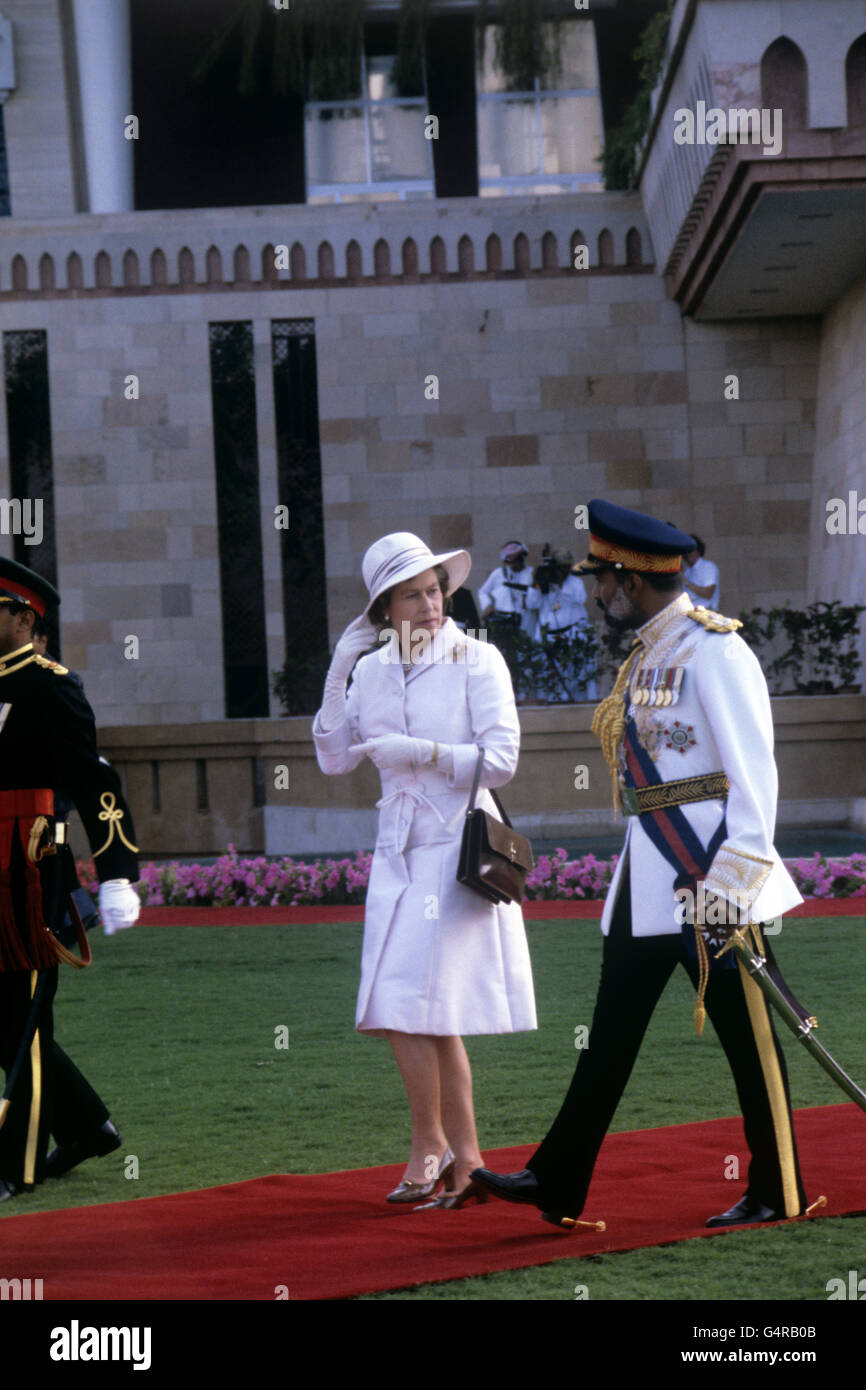 La reine Elizabeth II marche avec le sultan d'Oman, Sultan Qaboos bin a dit, dans le domaine du palais de Muscat. Banque D'Images