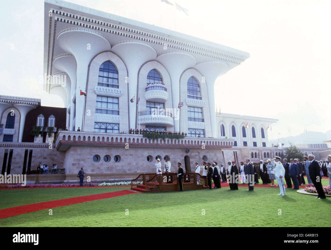 La reine Elizabeth II, debout aux côtés du sultan d'Oman, a déclaré le sultan Qaboos bin, alors qu'ils prennent le salut pendant le jeu de l'hymne national dans le domaine du palais de Muscat. Banque D'Images