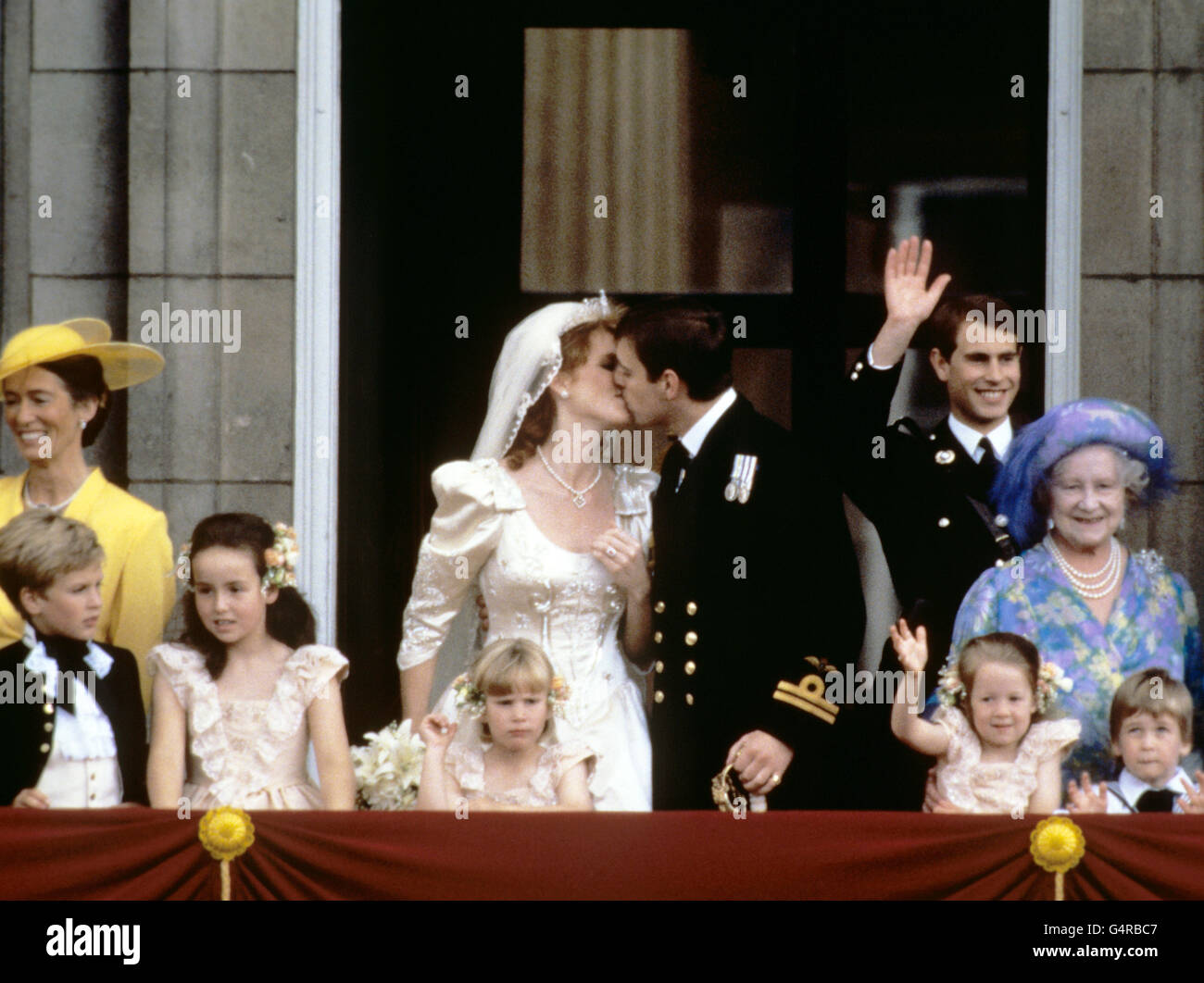 Le prince Andrew embrasse sa mariée Sarah Ferguson sur le balcon de Buckingham Palace le jour de leur mariage. Banque D'Images