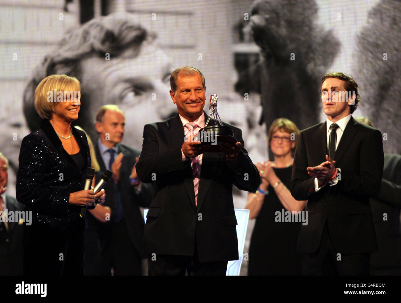 Lauréat du prix Helen Rollason pour ses réalisations exceptionnelles face à l'adversité, Bob Champion, avec Sue barker et AP McCoy (à droite) lors de la cérémonie de remise des prix BBC Sports Personality of the Year à MediaCityUK, Salford. Banque D'Images