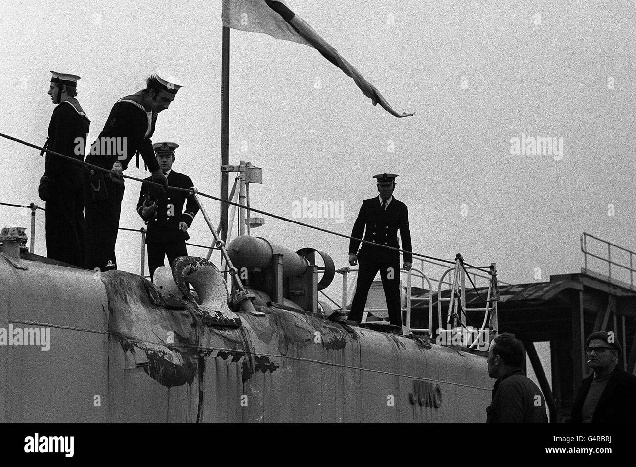 Les dommages superficiels, un souvenir de la guerre de la morue, sur le côté du port de Chatham frégate HMS Juno alors qu'elle coure à Hull.La frégate était en train de retuning d'une tournée de service au large de l'Islande, où elle a été frappée deux fois en un après-midi par le tireur islandais Tyr. Banque D'Images