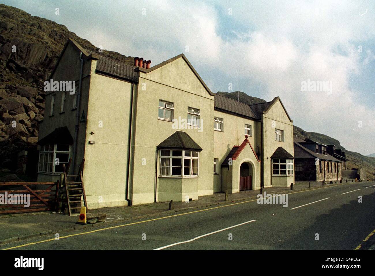 L'auberge de jeunesse Pen-y-Pass à Snowdonia, dans le nord du pays de Galles, où le groupe de scouts de Bristol de Johnathan Attwell, 10 ans, était basé pendant leur séjour dans la région. Attwell, de la région commune de Bristol d'Oldland, est mort de plusieurs blessures après avoir tombé le ravin. * les 11 jeunes, de la 19e troupe scoute de Kingswood à Bristol. Qui étaient sur la marche avec lui, étaient conseillés au centre de Pen-y-Pass de la Youth Hostel Association à la base du pic de 360 pieds au nord du pays de Galles. Johnathan redescendait le sommet après avoir gravir le sommet avec le reste des scouts et trois dirigeants qualifiés Banque D'Images