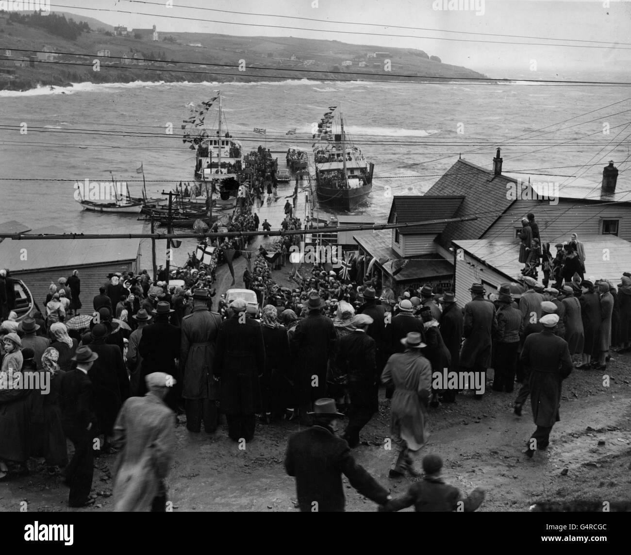 À Portugal Cove, Terre-Neuve, les vagues ont atteint 12 pieds de hauteur lorsque le couple royal est monté à bord du ferry pour les emmener à leur paquebot pour le voyage de retour à la Grande-Bretagne, RMS Empress of Scotland. Banque D'Images